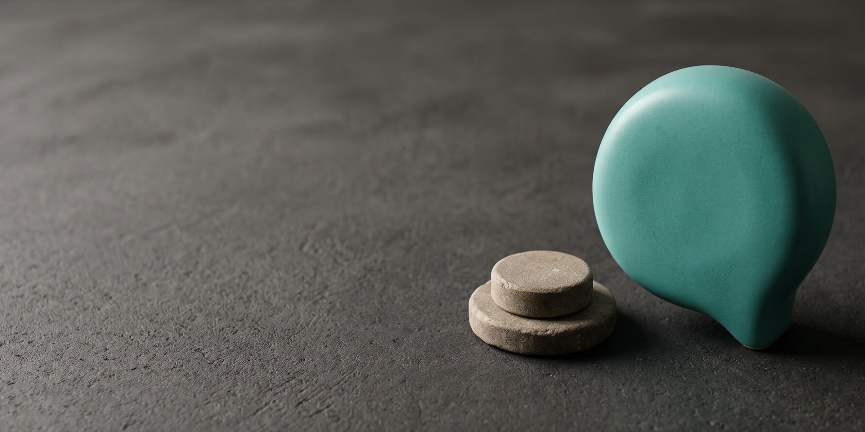 Forma em teal de balão de fala sobre superfície mate
